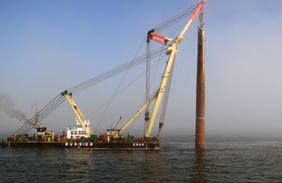 Ein Konstruktionsschiff beim Bau der FINO2-Plattform.
