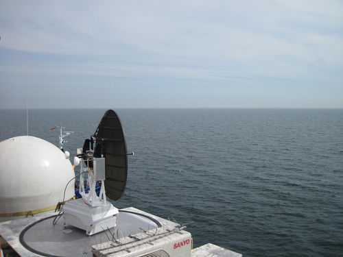 Fixbeam-Radar „BirdScanM1“ auf FINO 2 nach Abheben der Schutzhaube (hinten links im Bild)