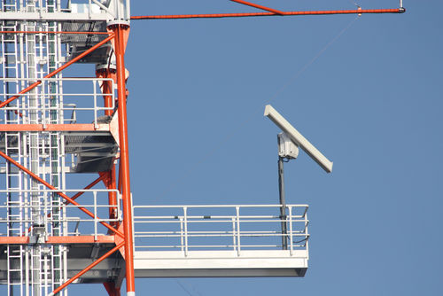 Vertikal ausgerichtetes Schiffsradar auf FINO 2